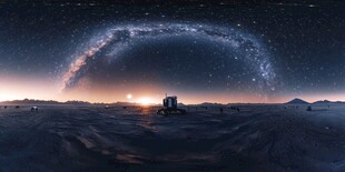 沙漠上的璀璨星河与孤车