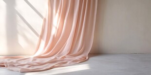 粉色柔纱窗帘洒进温暖阳光