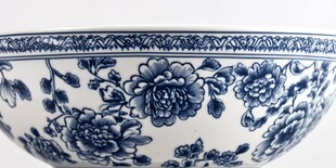 青花瓷碗上的雅致花卉图案