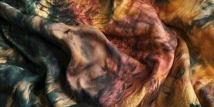 斑斓扎染布料纹理特写