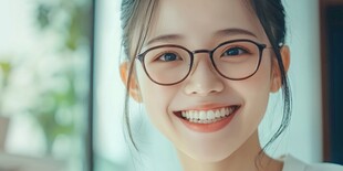 微笑戴眼镜的青春女孩