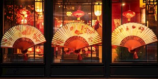 中式窗扇上的精美折扇装饰