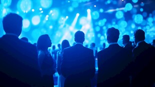 观众聚焦舞台精彩时刻