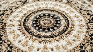 精美繁复的传统花纹地毯