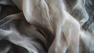 轻柔飘逸的米白色薄纱布料