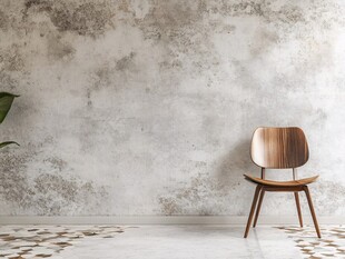 简约风墙面旁的木质椅子