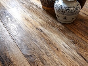 复古风木地板与中式花瓶