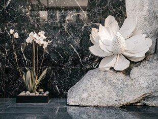 石上莲花与雅致兰花摆件