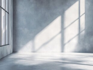 空房间内的光影斑驳