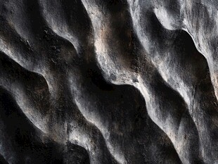 纹理独特的波浪状岩石表面