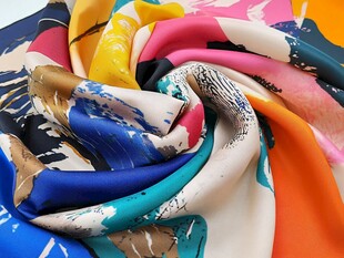 多彩印花丝巾的绚丽魅力