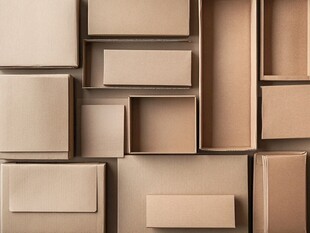 棕色纸盒组合排列