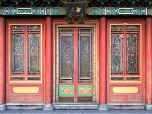 中式古建筑华丽红漆门窗