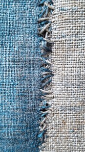 蓝灰布料拼接处细节