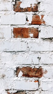 老旧斑驳的白色砖墙