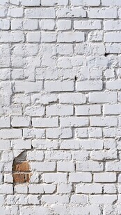 白色砖墙局部破损景象