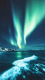 极光映照下的梦幻海洋景象