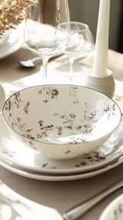 优雅餐具装点精致餐桌