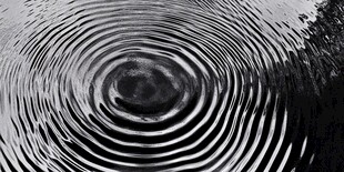 黑白水波涟漪特写