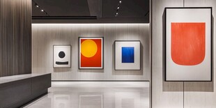 现代艺术展厅的几何挂画