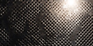 金属穿孔板特写