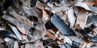 破碎瓦砾堆特写