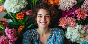 女子置身缤纷花卉中微笑