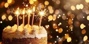 生日蛋糕配闪耀烟花蜡烛