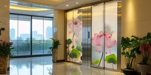 优雅荷花装饰的精致大厅