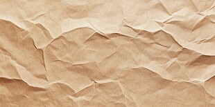 皱巴巴的牛皮纸纹理背景