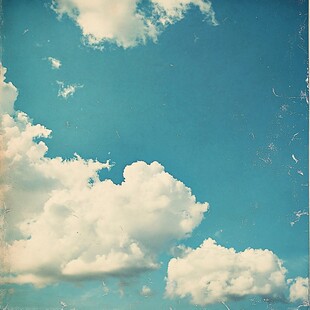 蔚蓝天空中的蓬松云朵