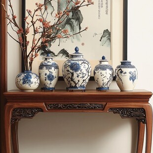 中式案几上的青花瓷摆件