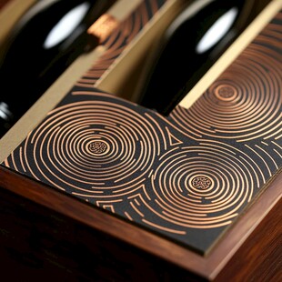 精美花纹酒盒特写