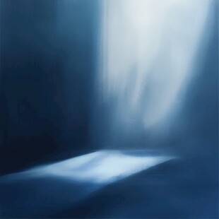 蓝色空间中的光影投射