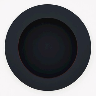 黑色圆形凹槽物件