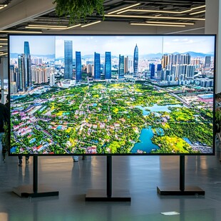 大屏展示城市景观与绿地