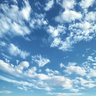 晴朗蓝天与蓬松白云美景
