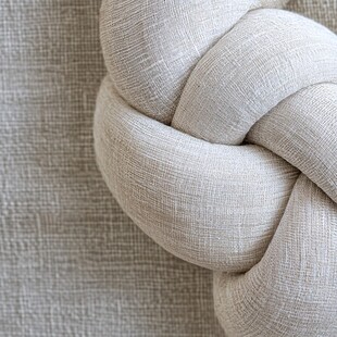 灰色织物打结装饰细节