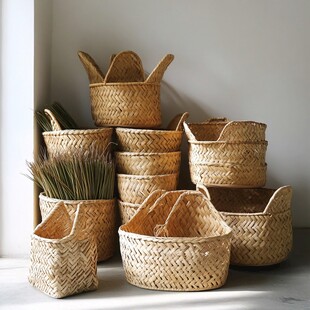 草编篮子堆叠展示