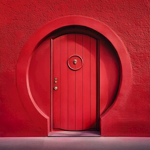 红色拱形木门特写