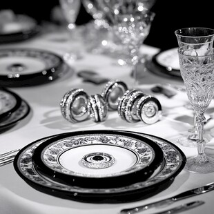 精致餐具摆放在优雅餐桌