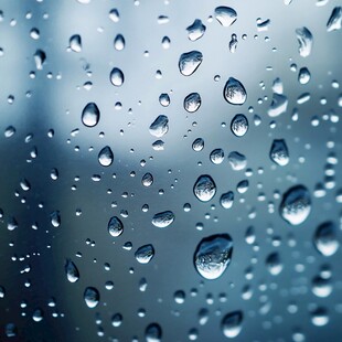 玻璃上晶莹的雨滴