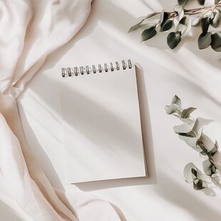 空白笔记本与桉树叶静物图