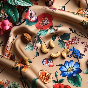 花卉印花布料与坚果静物