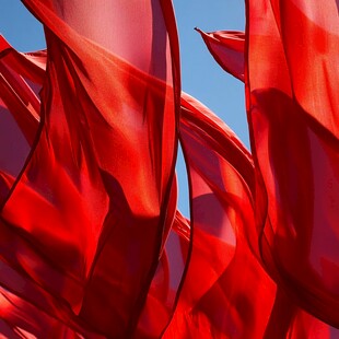 飞扬的红色绸布