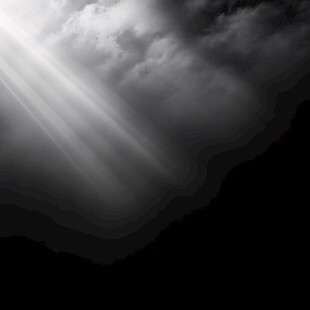 黑白光影下的穿透云层之光