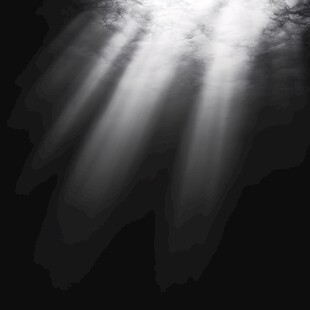 黑白光束穿透黑暗景象