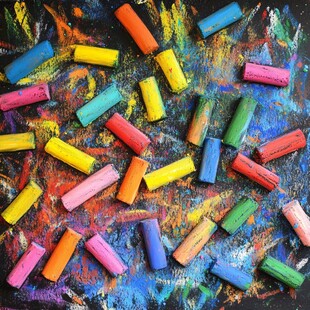 缤纷彩蜡散落多彩背景