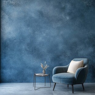 蓝色墙面旁的舒适单人沙发