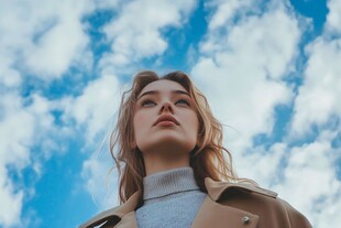 仰望蓝天的时尚女子